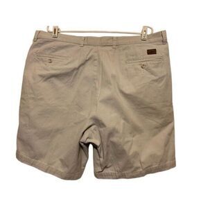 DOCKERS SIZE 40 LIGHT BEIGE SHORTS